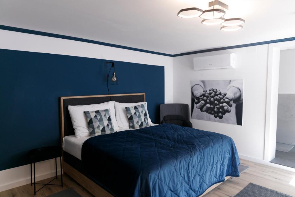 伊尔米茨KRACHER Landhaus No. 2的一间卧室配有一张蓝色墙壁的床