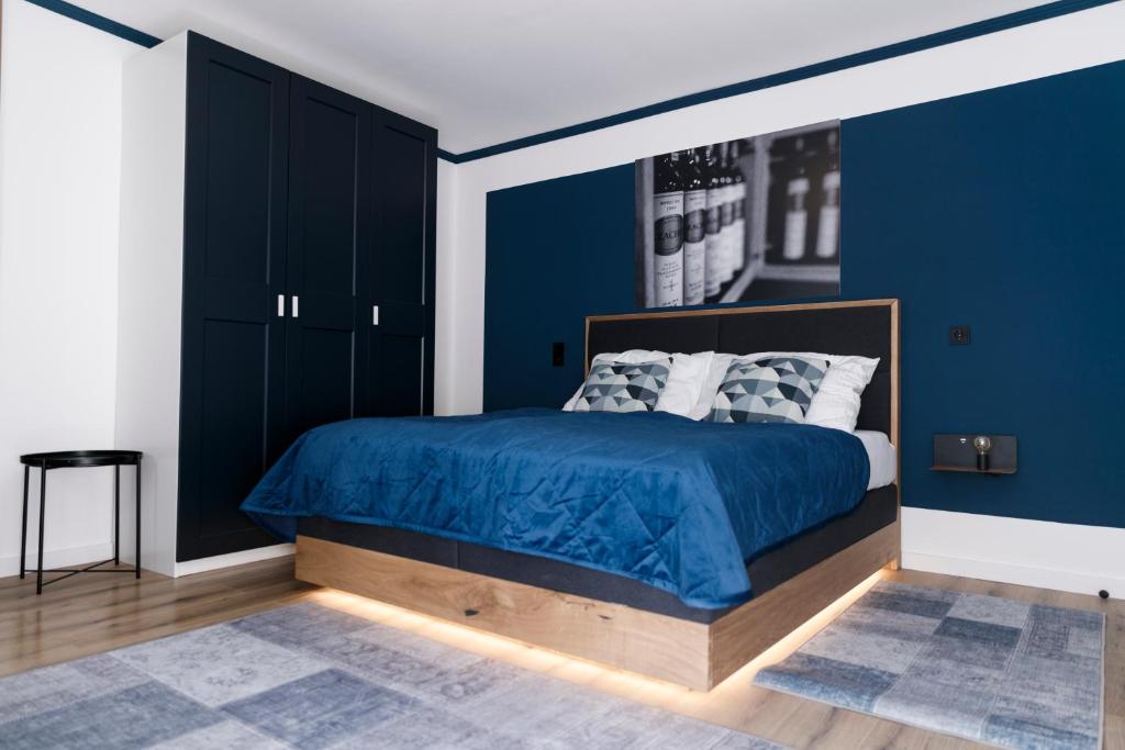 伊尔米茨KRACHER Familienapartment Landhaus No 4的蓝色卧室,配有蓝色墙壁的床