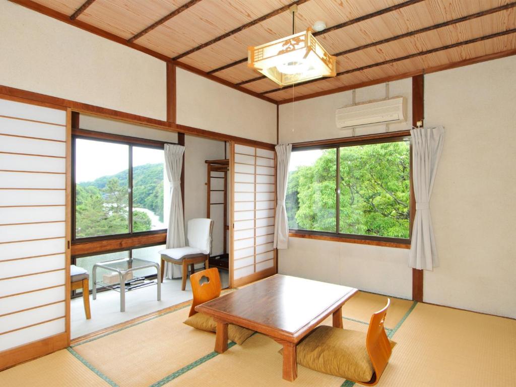 KamiKami - Hotel / Vacation STAY 15951的客房设有桌椅和窗户。