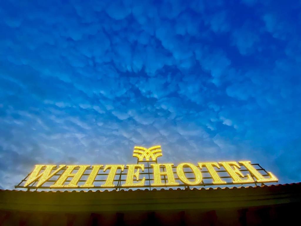谅山WHITE HOTEL的好莱坞标志的顶端