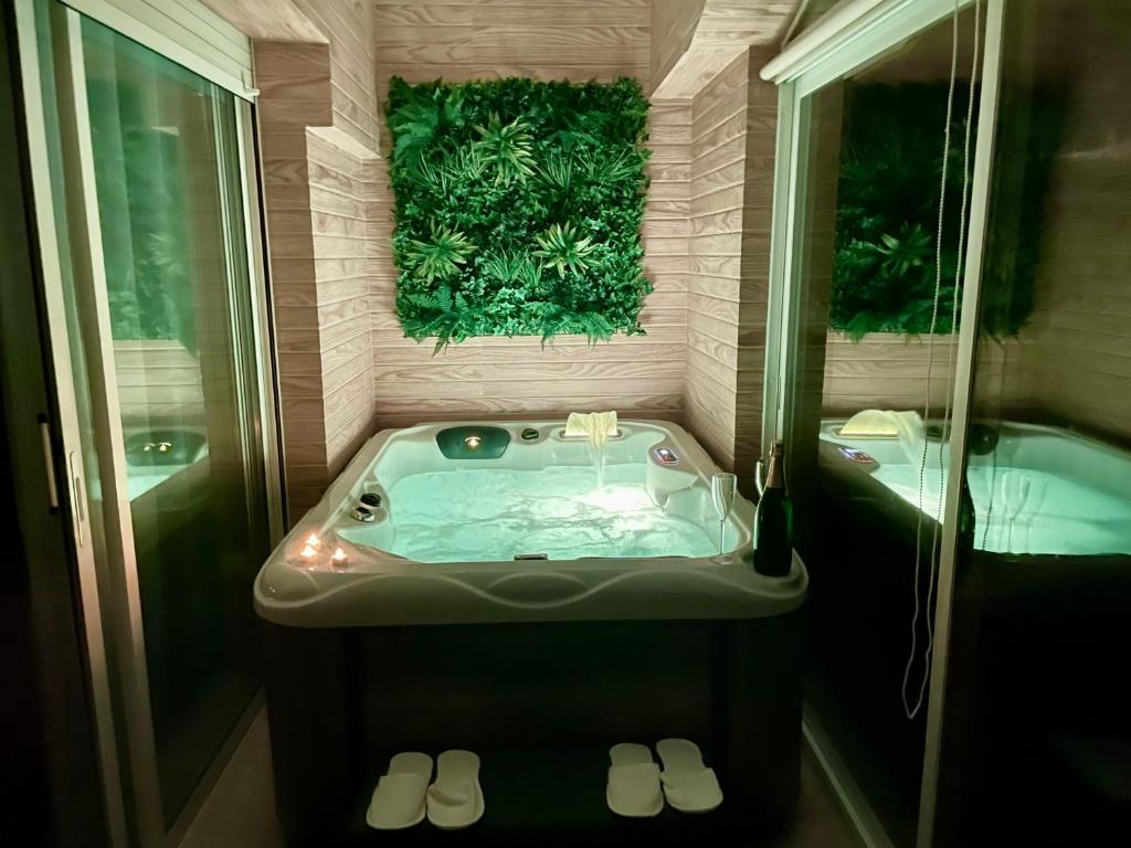 迈阿密普拉特亚JACUZZI PRIVADO y BARBACOA EN VILLA PARADISE的一间带按摩浴缸和淋浴的浴室