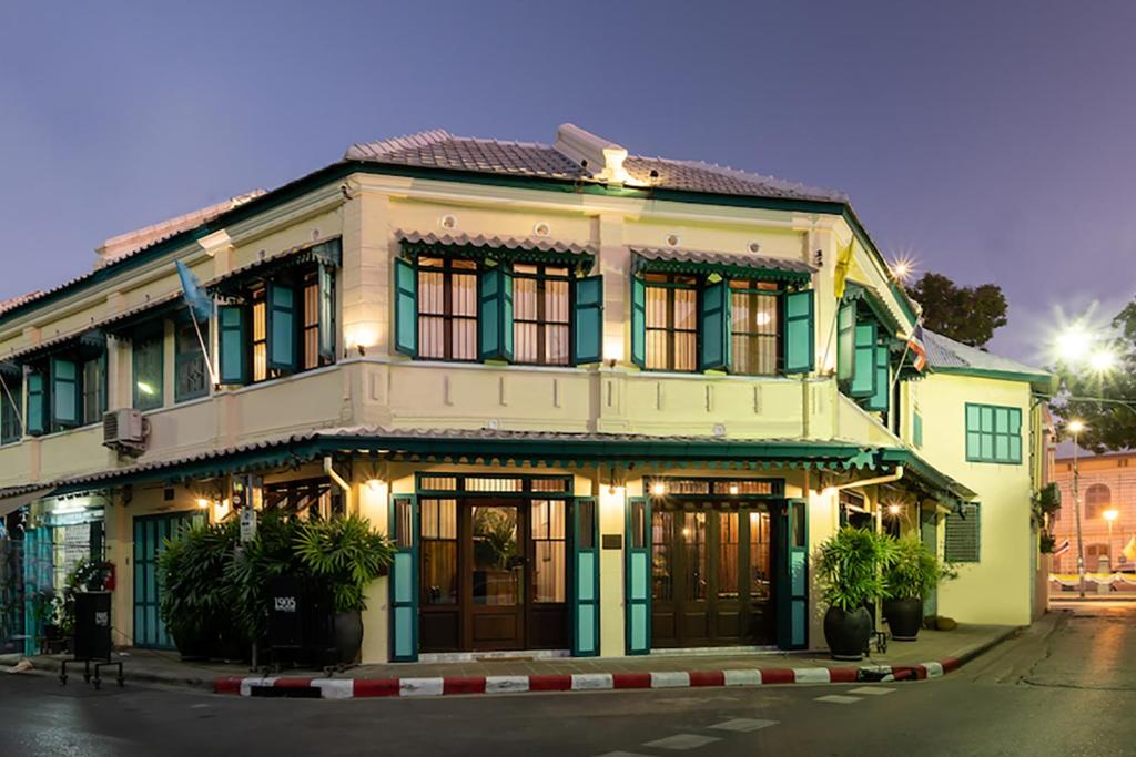 曼谷1905年遗产角落旅馆的街道上白色的绿色装饰建筑