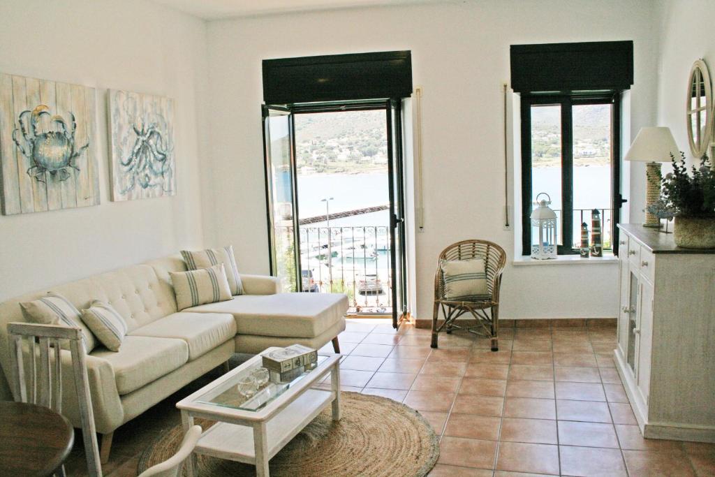 德拉塞尔瓦港Apartamento con vistas al Mar的客厅配有沙发和桌子