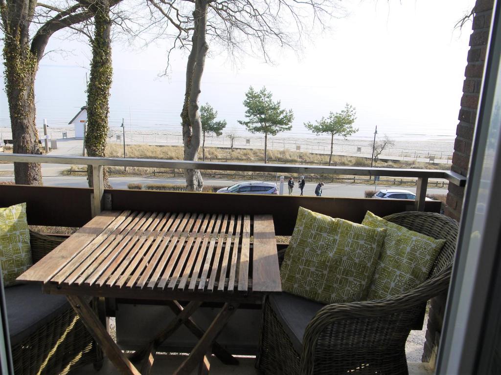 沙博伊茨Sea View Lodge的观景阳台配有一张木桌和椅子。