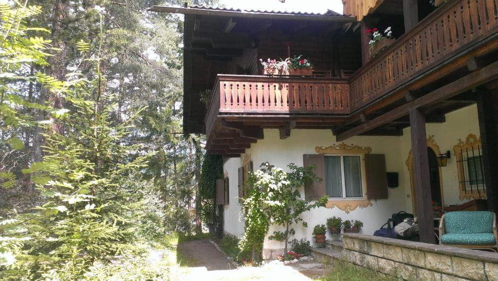 圣维吉利奥B&B Villa Dolomites Hut的房屋一侧的阳台