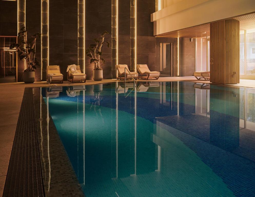 德鲁斯基宁凯德拉肯恩凯-维尔纽斯SPA酒店的一个带躺椅的酒店游泳池