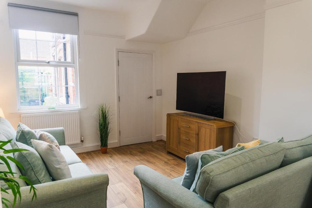 利明顿温泉Villiers House - Comfy Stylish Home的客厅配有2张沙发和1台平面电视