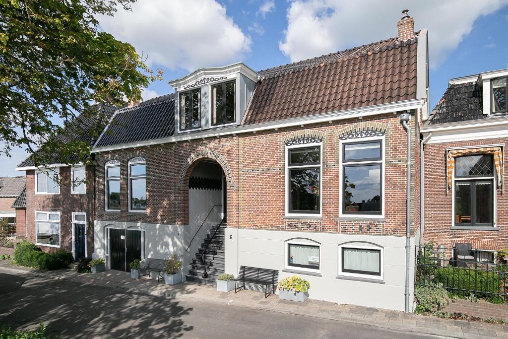 弗拉讷克Molepôlle 6 - Stadslogementen Franeker的红砖房子,设有白色车库