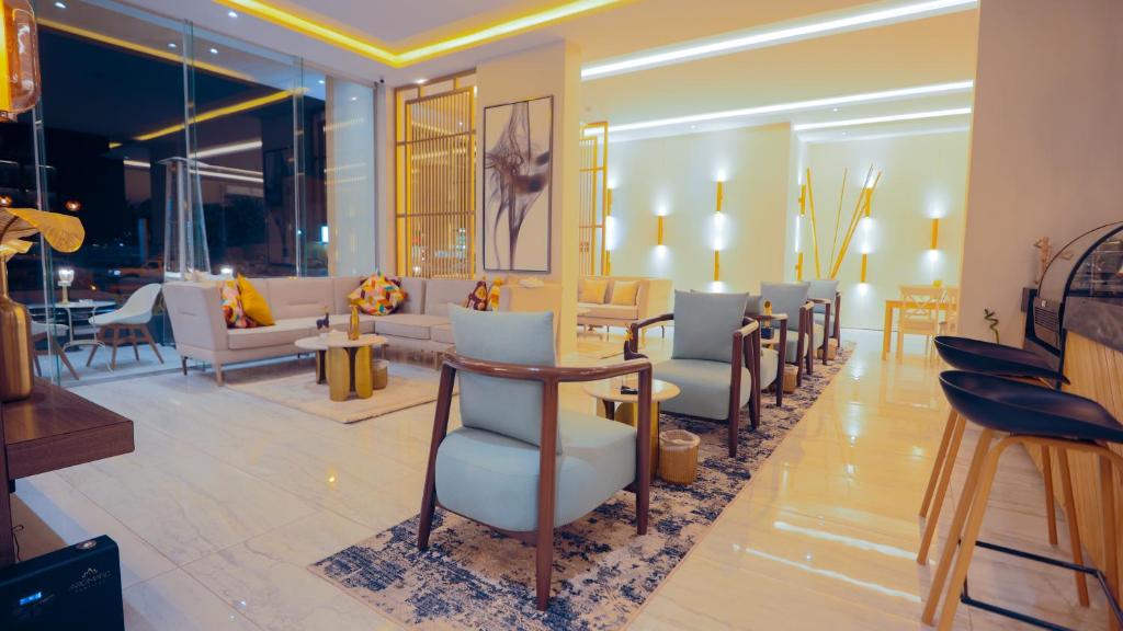 代瓦西尔干河فندق ارجان بارك Arjan Park Hotel的客厅配有椅子、桌子和沙发