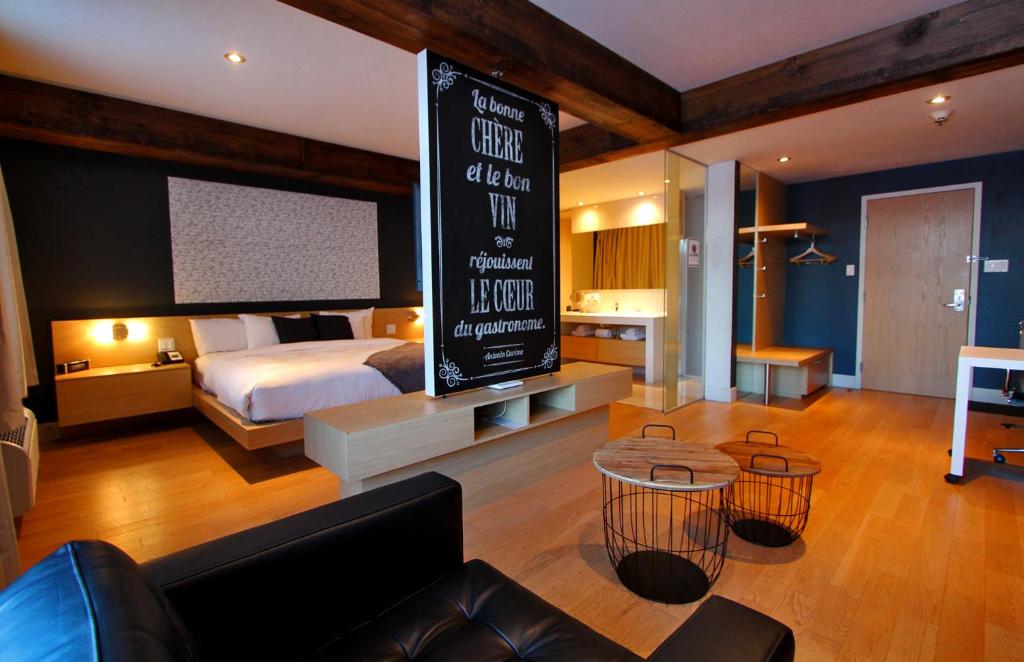 ScottLa cache à Maxime的酒店客房,设有床和大标志