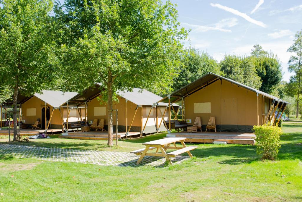 EnscherangeSafaritent Val d'Or的公园里一组帐篷,配有野餐桌
