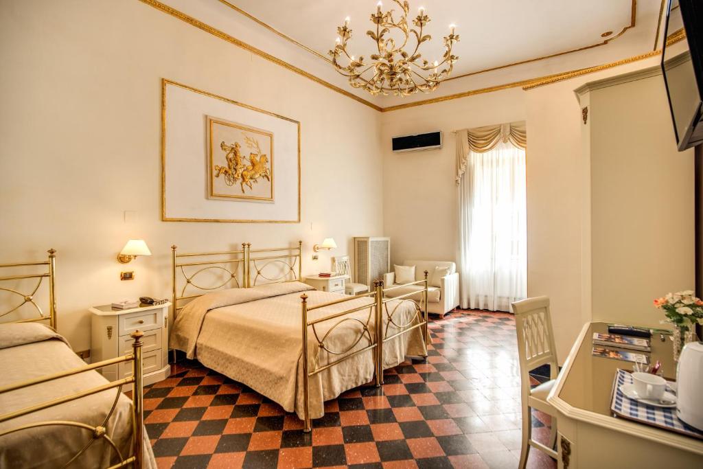 罗马拉贝勒酒店的一间卧室设有两张床,铺有一个 ⁇ 板地板
