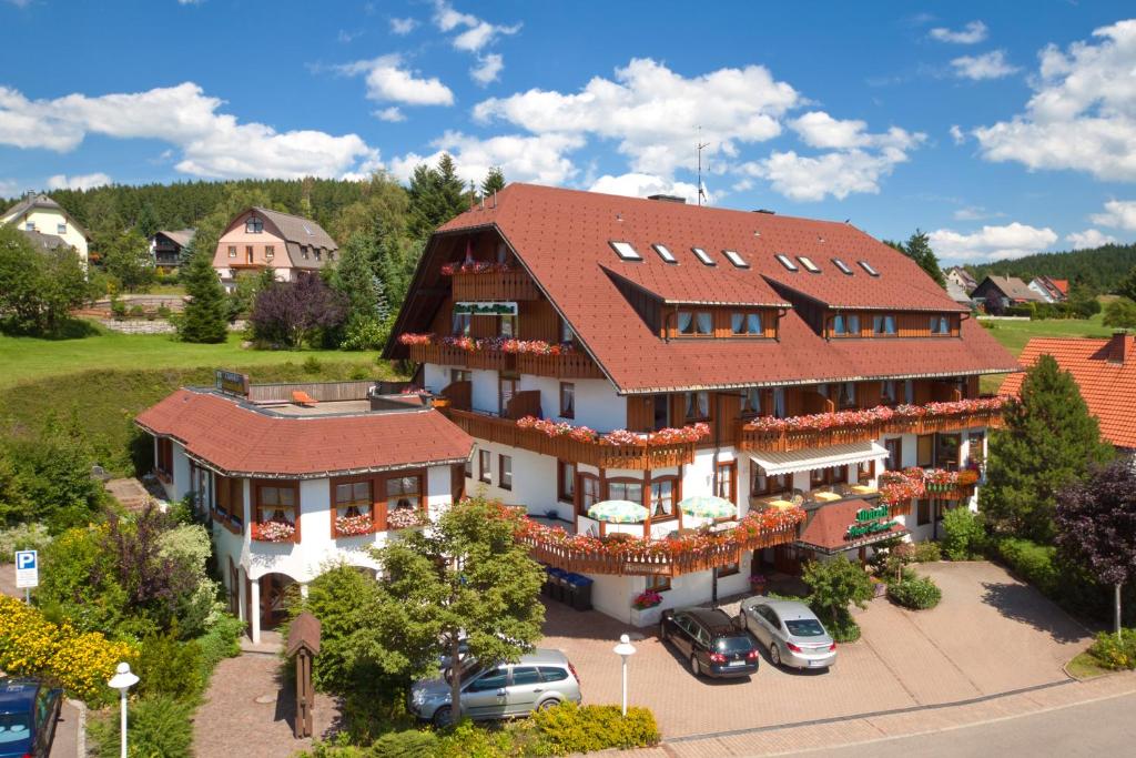 施卢赫湖Schreyers Hotel Restaurant Mutzel的一座红色屋顶的大房子