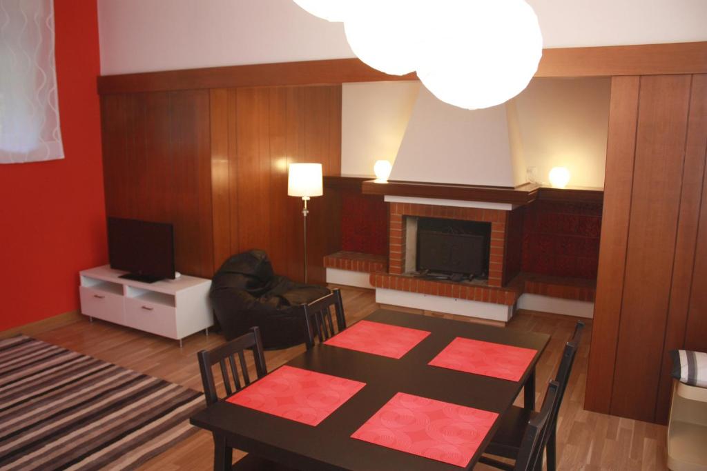 的里雅斯特Edera Residence的客厅配有桌子和壁炉