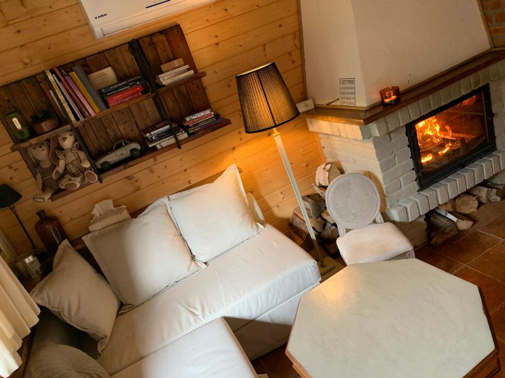 MarksobyReverGrand Mazury的客厅配有白色沙发和壁炉