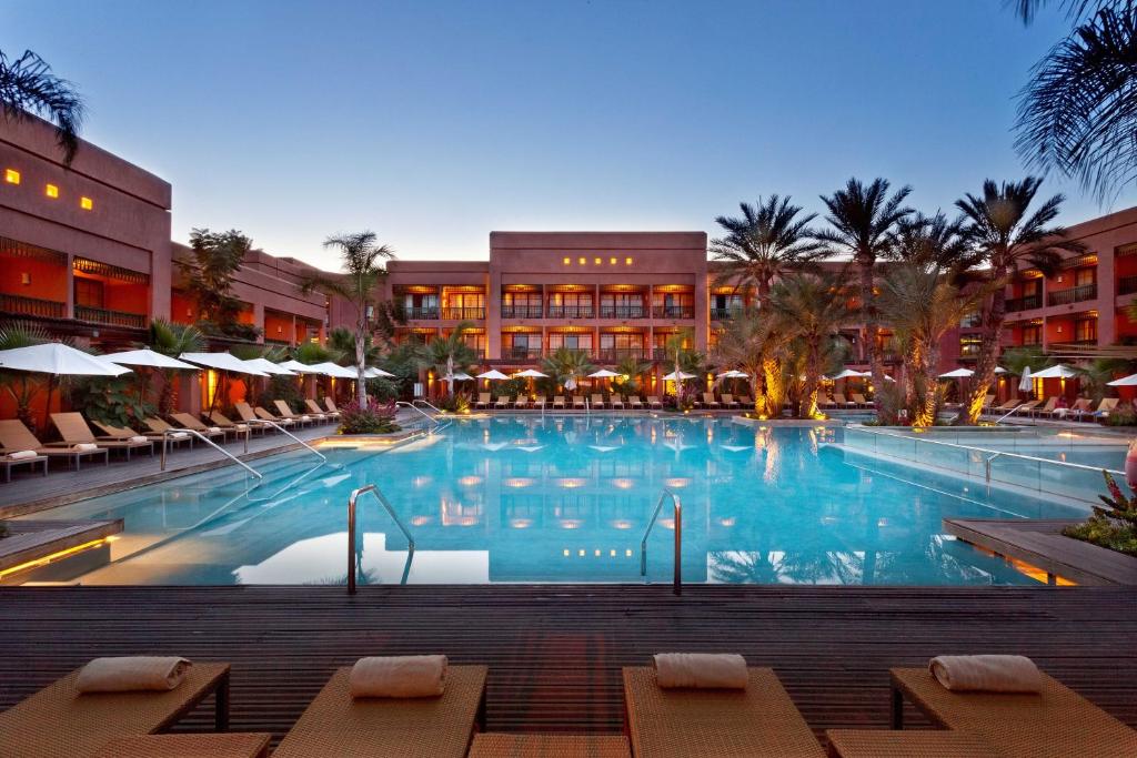马拉喀什Hôtel Du Golf Rotana Palmeraie的酒店前方的大型游泳池