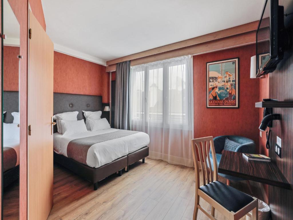 鲁昂Urban Style hotel de l'Europe的配有一张床和一张书桌的酒店客房