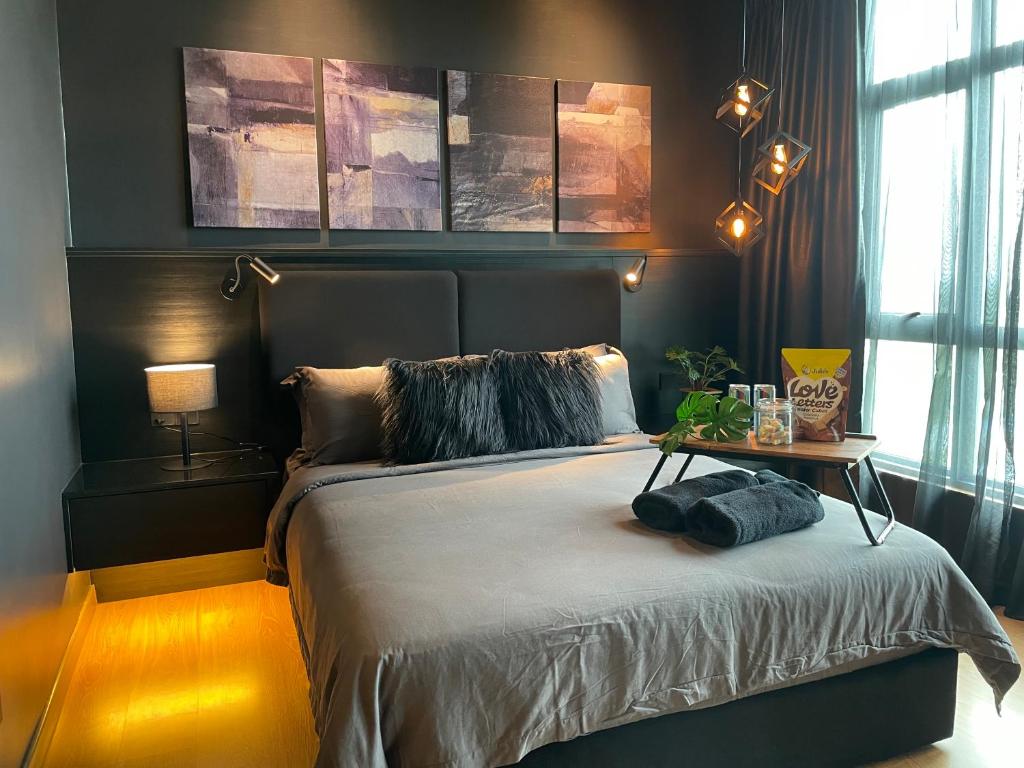 关丹Serene Studio Imperium Residence Kuantan的一间卧室配有一张桌子和一张床铺