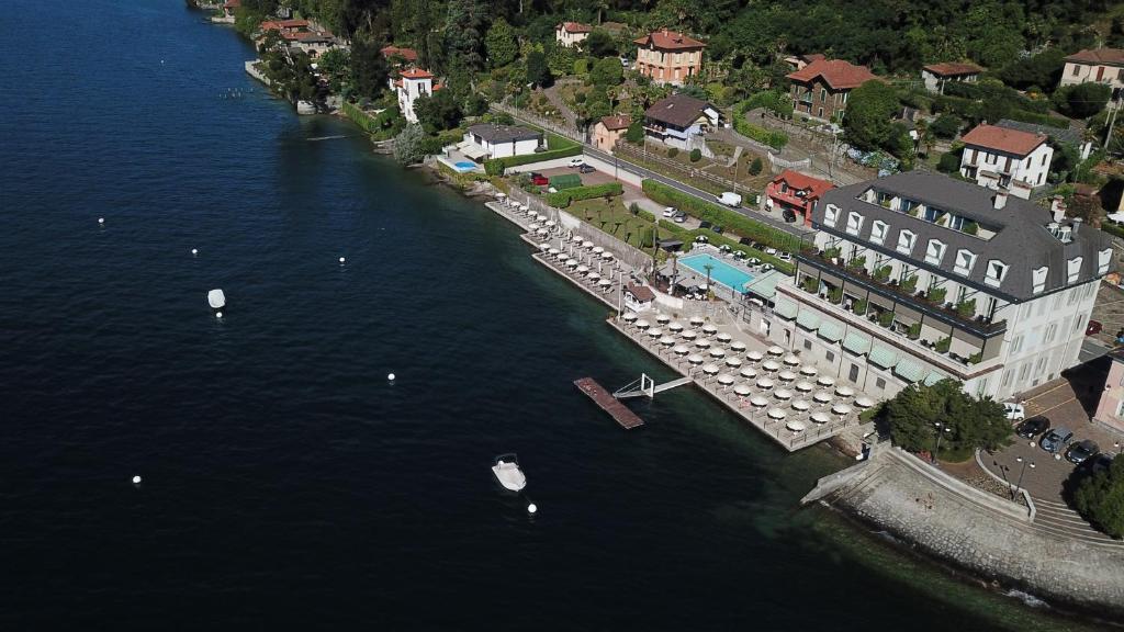 吉法奇珐酒店的享有码头的空中景色,在水中划船