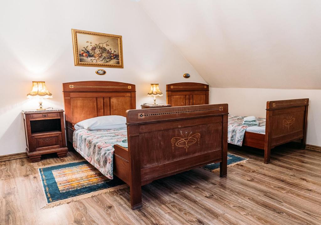 伊诺弗罗茨瓦夫巴野卡维拉宾馆的卧室配有2张床和木制家具