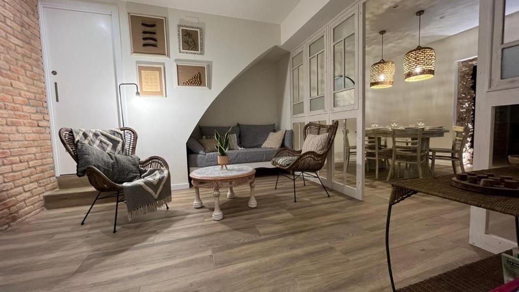 安波拉Arrels apartaments的客厅配有沙发、椅子和桌子