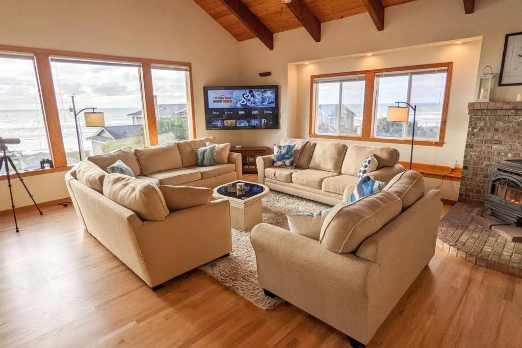 弗洛伦斯NEW Large Beach Getaway: 3 King bedroom suites!的客厅设有两张沙发和一个壁炉