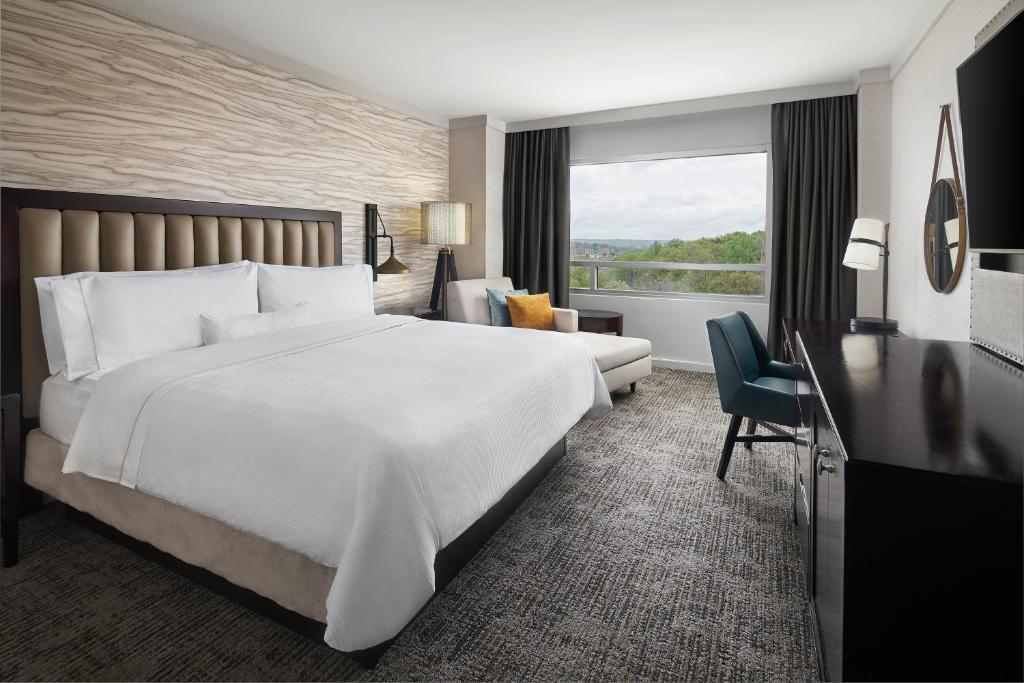 林夕昆高地巴尔的摩华盛顿机场威斯汀酒店 - BWI的酒店客房设有一张白色大床和一个窗户。