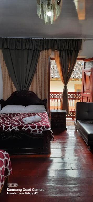 Bonsai Hotel Salamina Caldas客房内的一张或多张床位