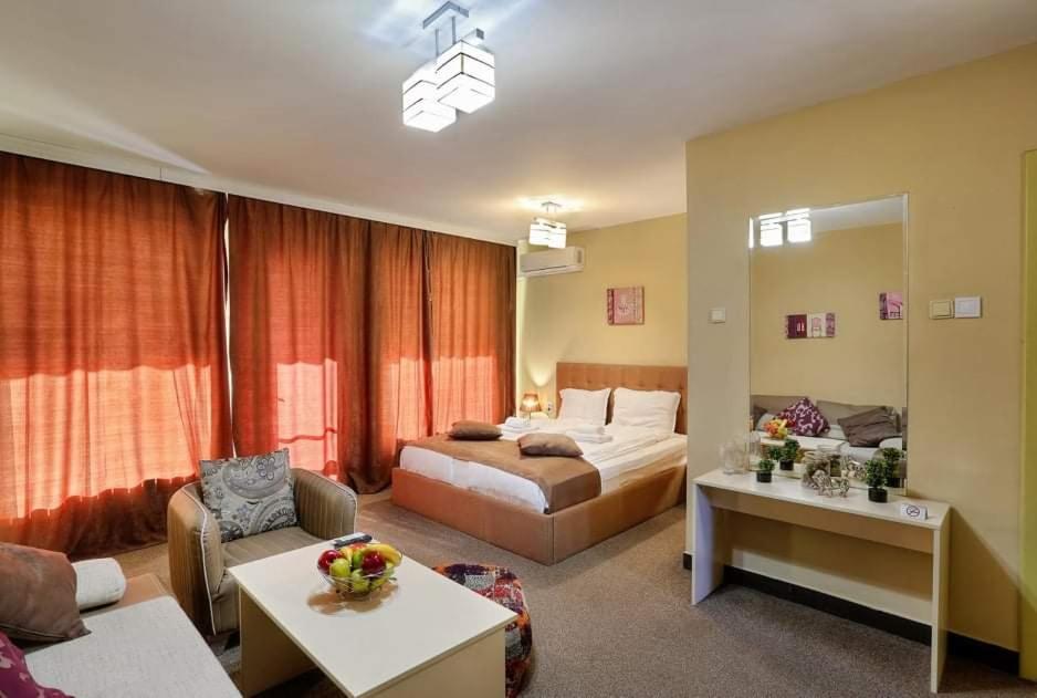 普罗夫迪夫HOTEL THE WHITE HOUSE Plovdiv的酒店客房,配有床和沙发