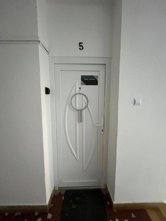 维斯普雷姆Vándor Apartman的白色的门,上面有号码