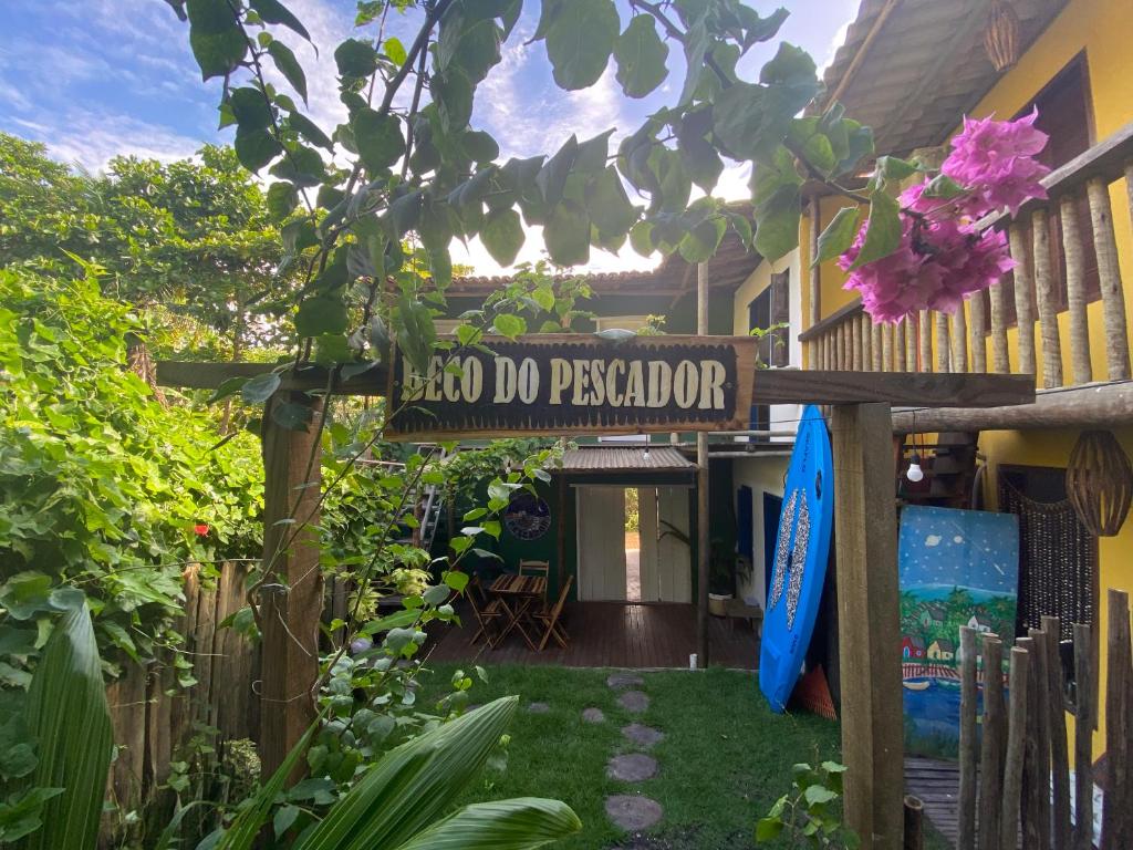 卡拉伊瓦Beco do Pescador的花园中一座巴多塔的标志