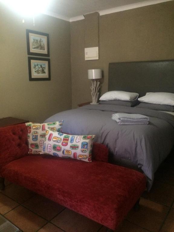 萨比Anna Katarina的一间卧室配有一张床和一张红色的沙发
