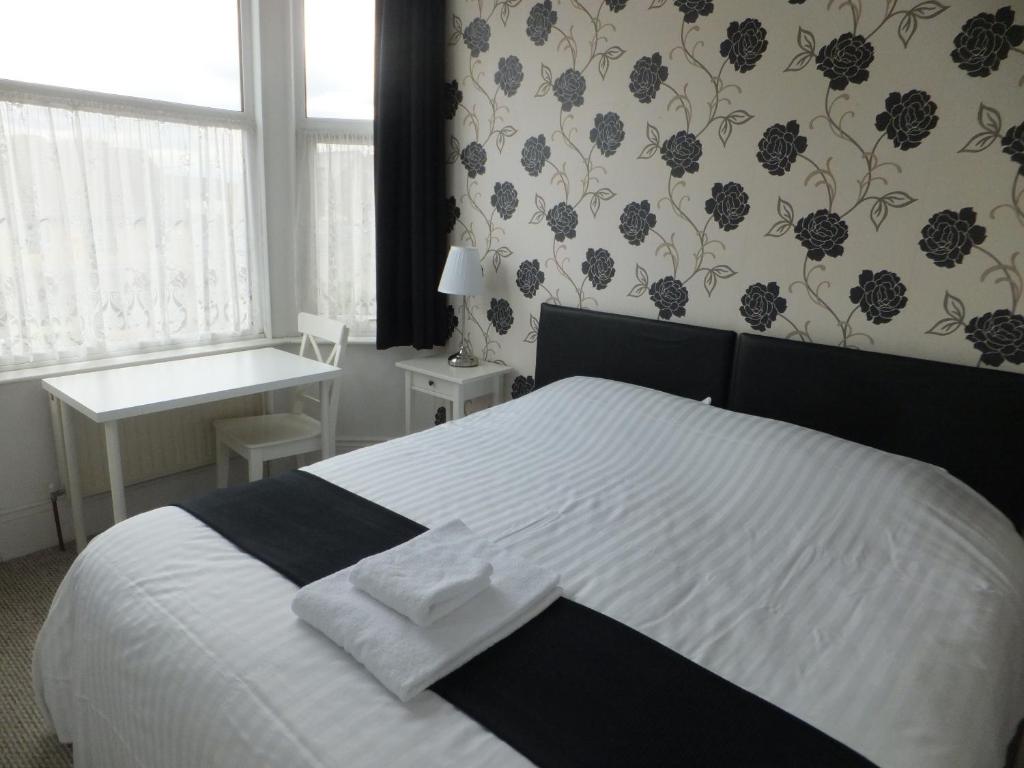 诺丁汉格罗夫旅馆的卧室配有白色的床和窗户。