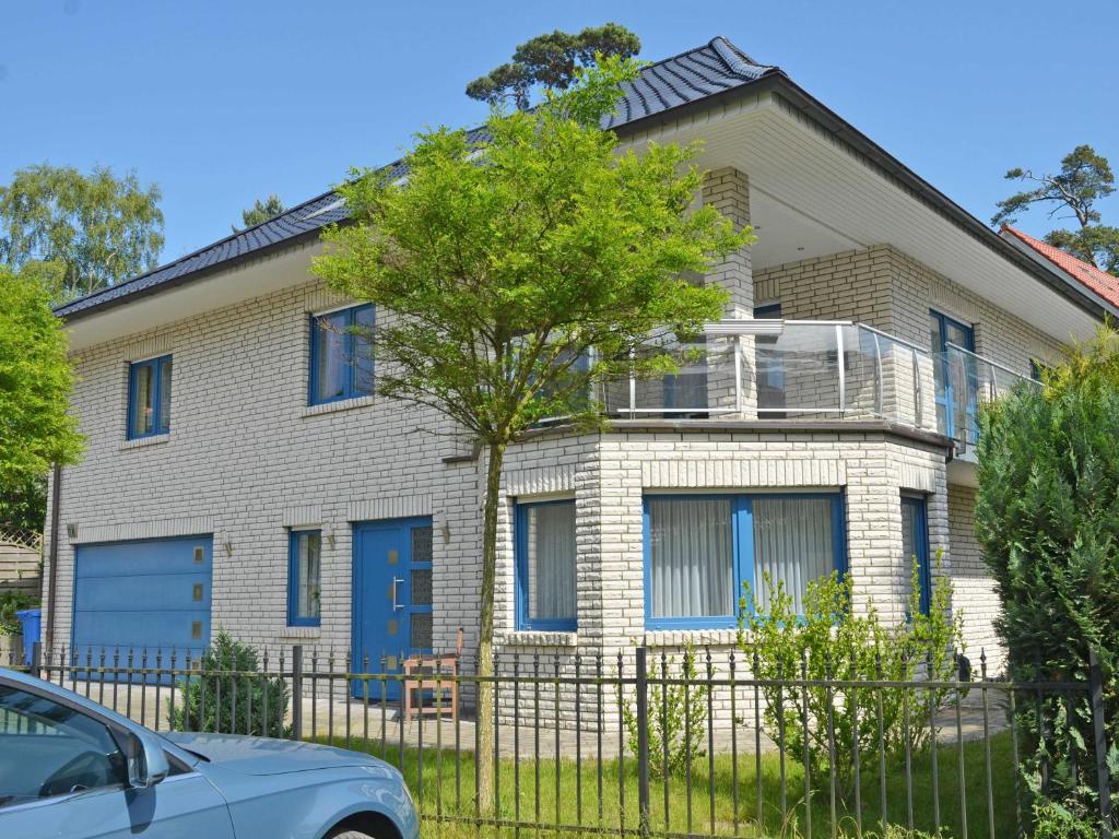 宾茨Ferienhaus Binz - Apt. 01的一座带蓝色门和栅栏的房子