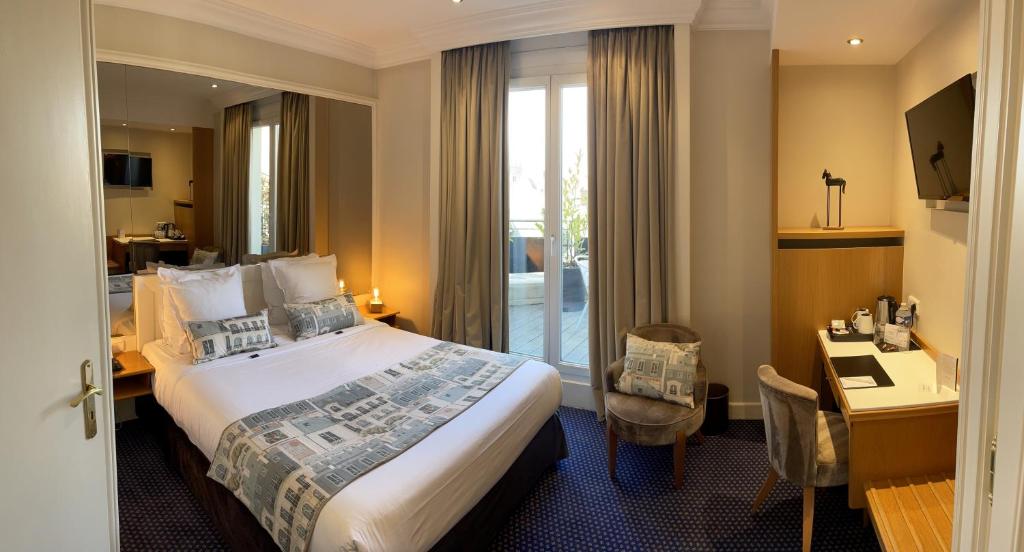 斯特拉斯堡Maison LUTETIA R的配有一张床、一张书桌和一扇窗户的酒店客房