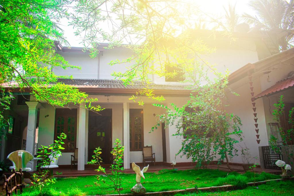 波隆纳鲁沃Thambara Resort的前面有一座绿色庭院的房子