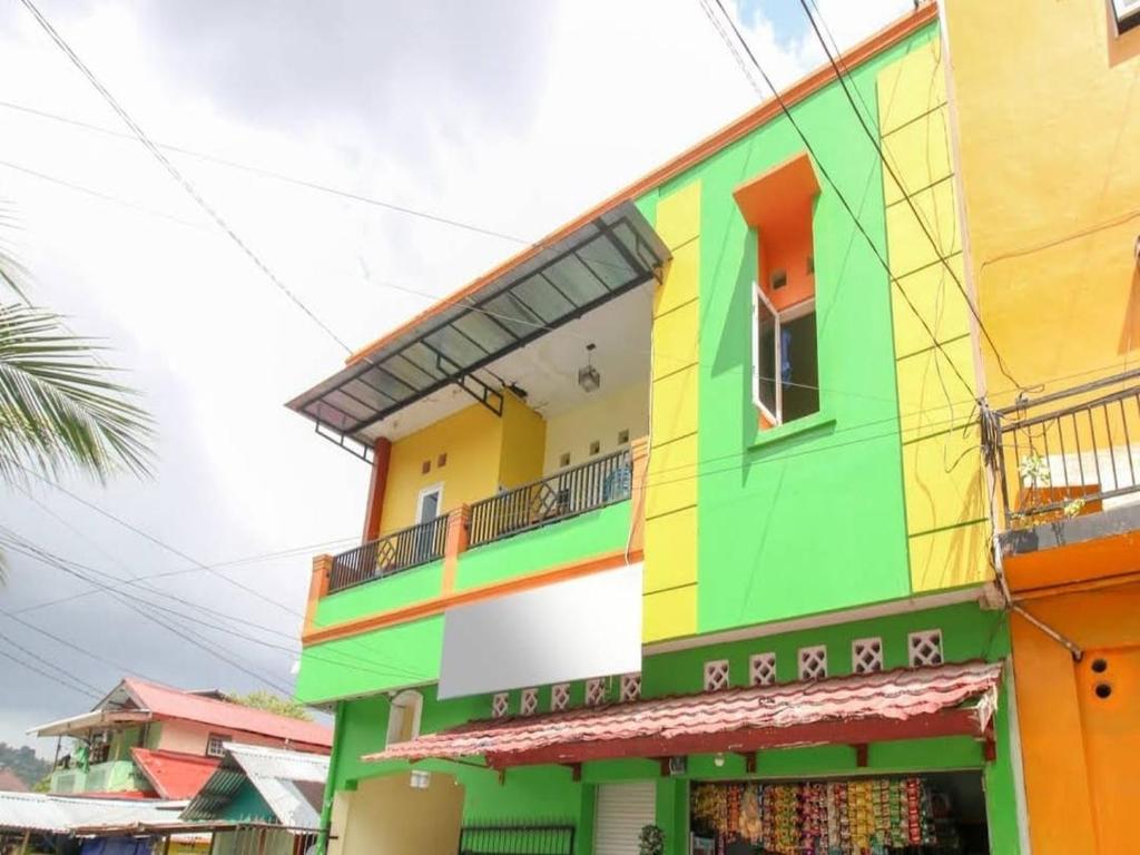 安汶Ambon Residence Syariah的城市中色彩鲜艳的建筑