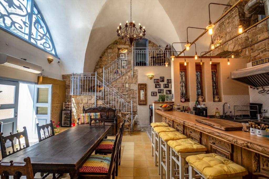 阿卡阿拉贝斯克艺术＆公寓的一间带长桌和椅子的用餐室