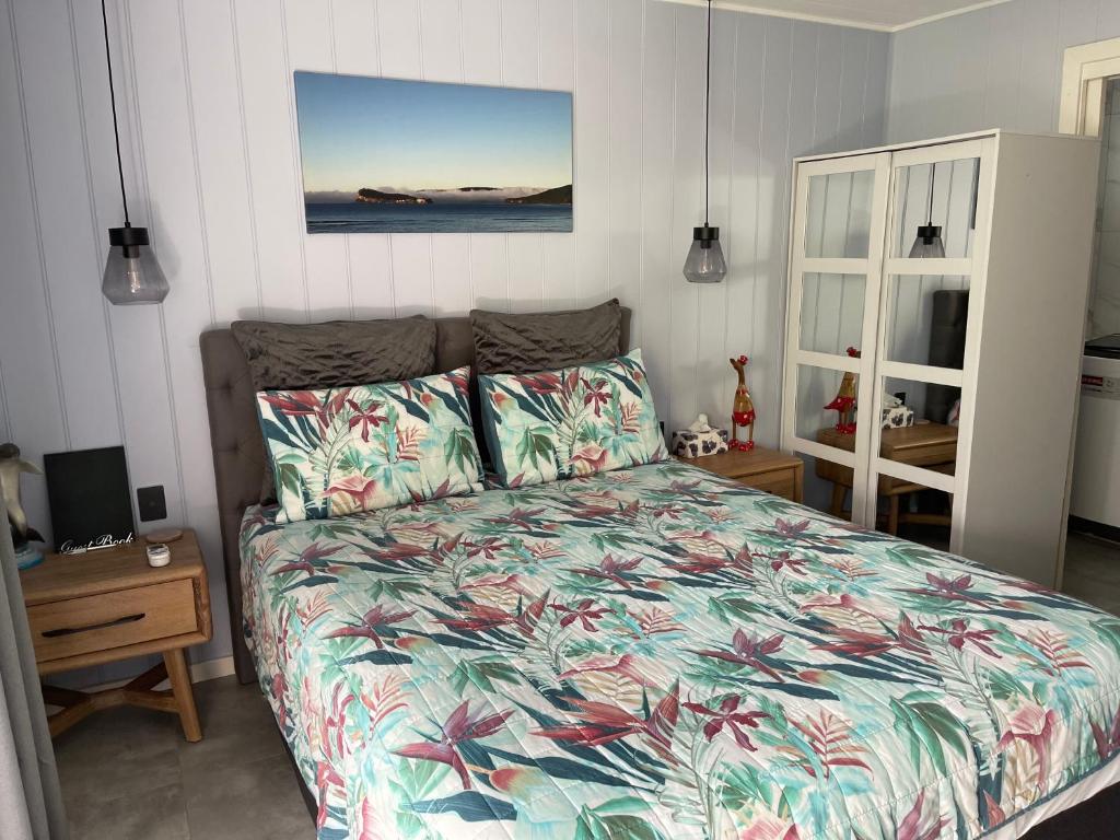 尤米纳Agapi on Cambridge的一间卧室配有一张带花卉床罩的床