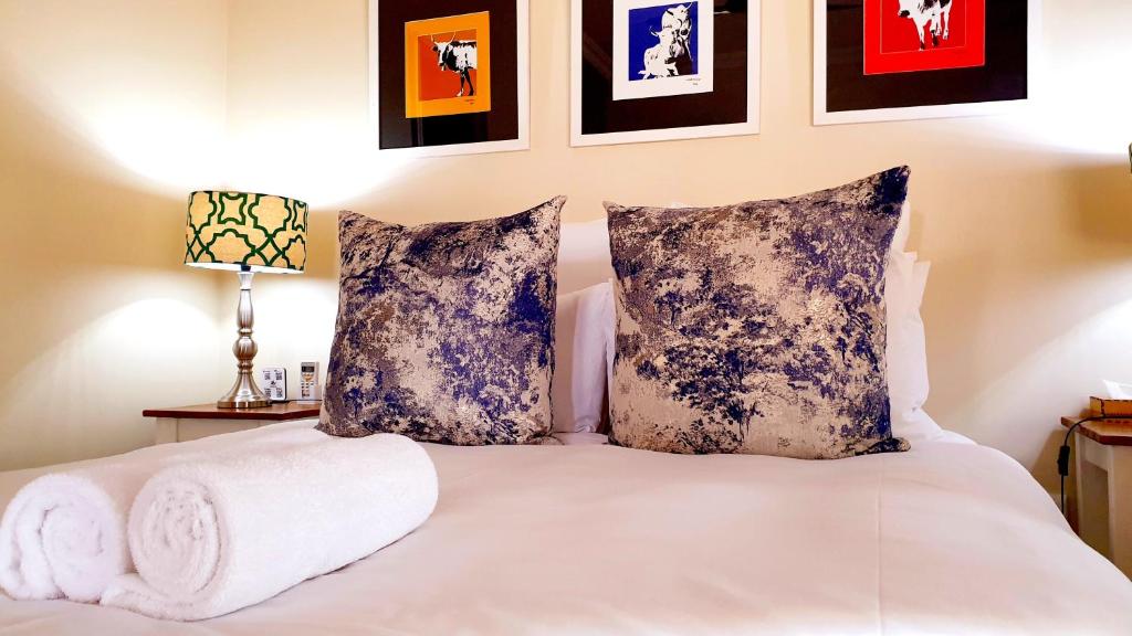 哈特比斯普特卡幔兹住宿加早餐酒店的卧室配有白色的床和2个枕头