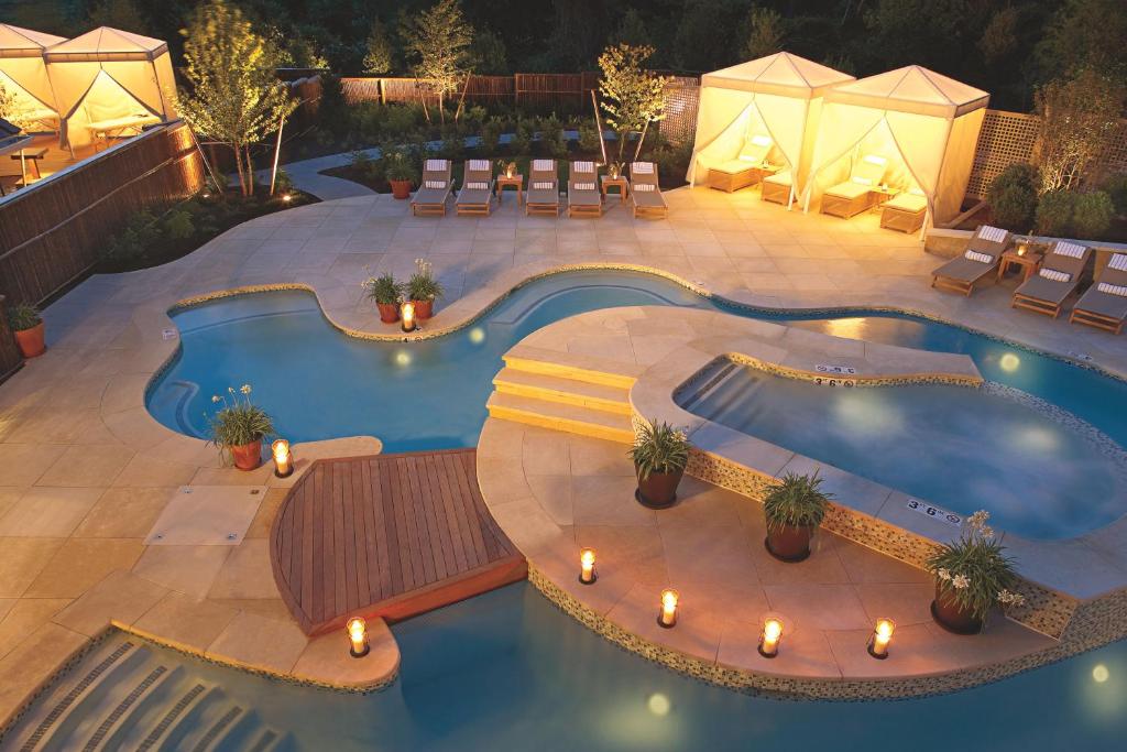 查塔姆查塔姆巴尔斯酒店的游泳池夜间灯光图像