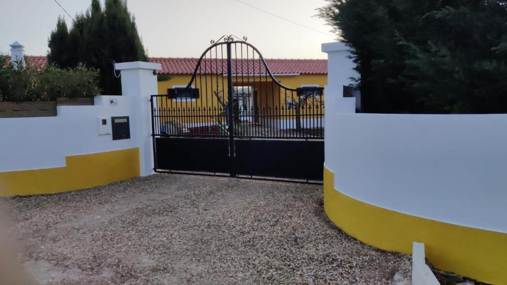 圣路易斯Quinta Cunte - Casa Sobreiro的黑色和黄色的带过山车的大门