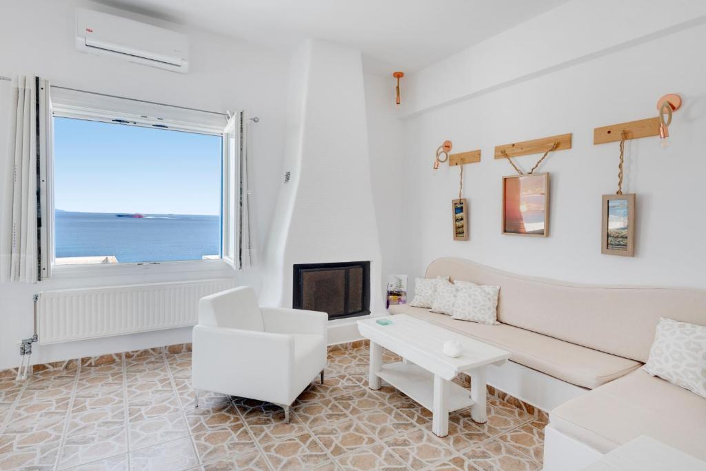 瓦里ENDLESS BLUE from Syros - Fabrika Resort的客厅配有白色家具和大窗户