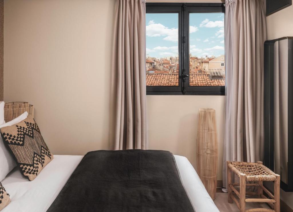 Maisons du Monde Hôtel &amp; Suites - Marseille Vieux Port客房内的一张或多张床位