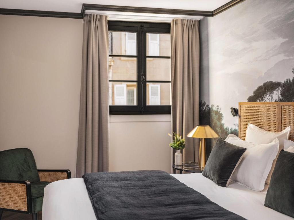 Maisons du Monde Hôtel &amp; Suites - Marseille Vieux Port客房内的一张或多张床位