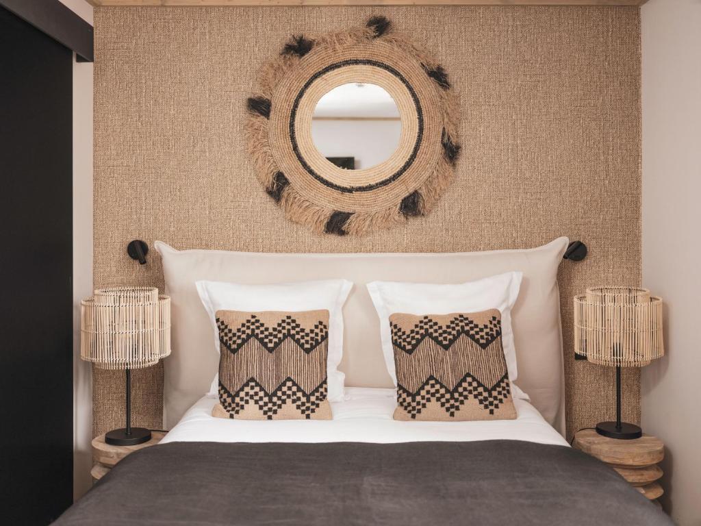 Maisons du Monde Hôtel &amp; Suites - Marseille Vieux Port客房内的一张或多张床位