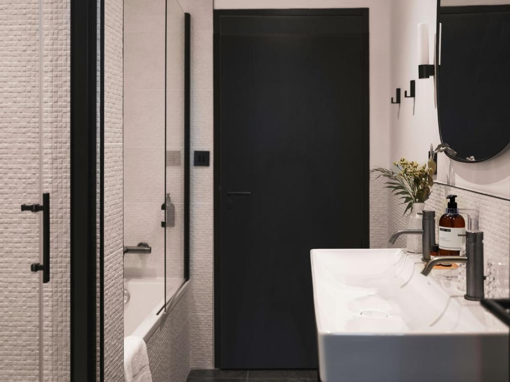 Maisons du Monde Hôtel &amp; Suites - Marseille Vieux Port的一间浴室