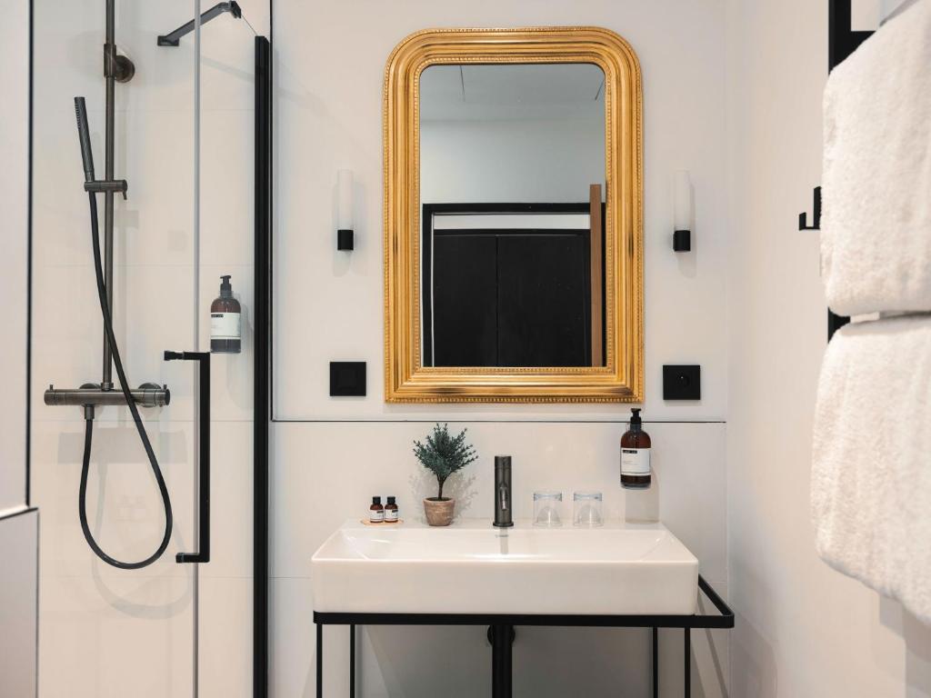 Maisons du Monde Hôtel &amp; Suites - Marseille Vieux Port的一间浴室