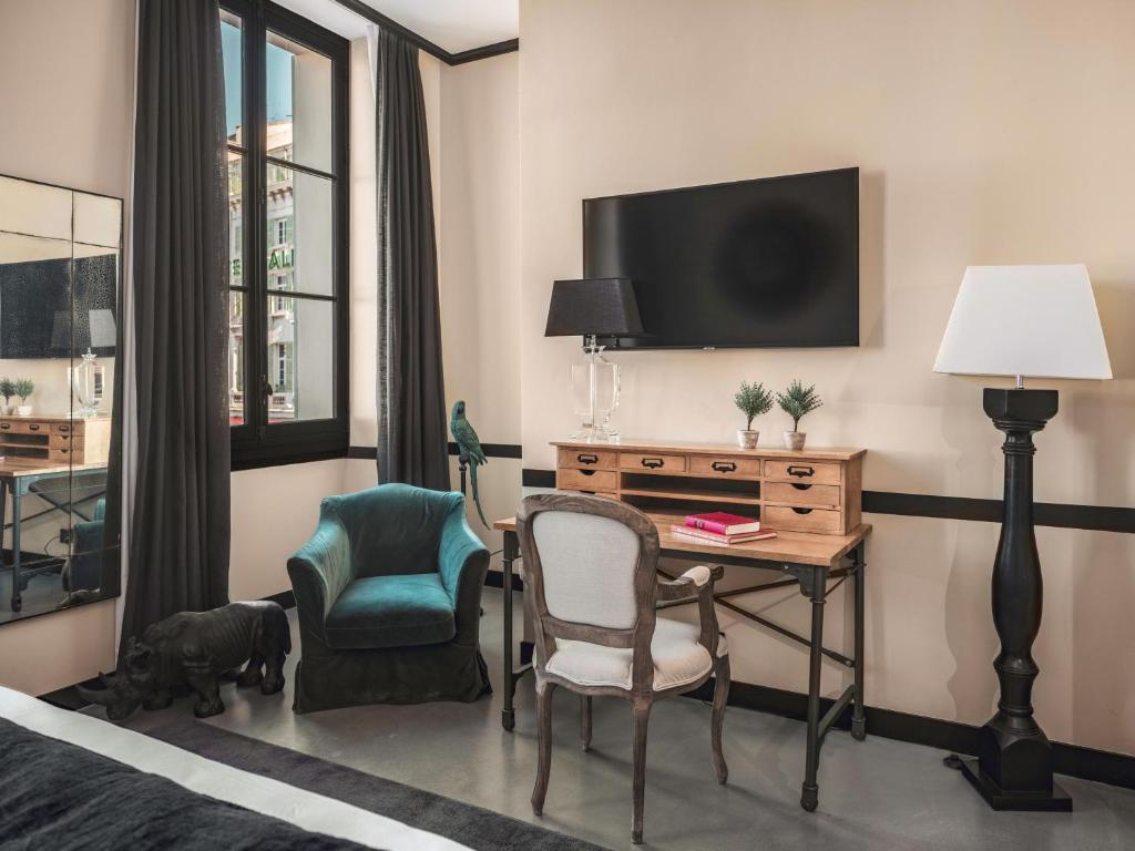 Maisons du Monde Hôtel &amp; Suites - Marseille Vieux Port的电视和&#47;或娱乐中心