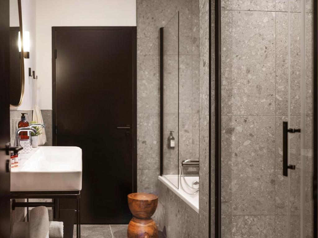 Maisons du Monde Hôtel &amp; Suites - Marseille Vieux Port的一间浴室